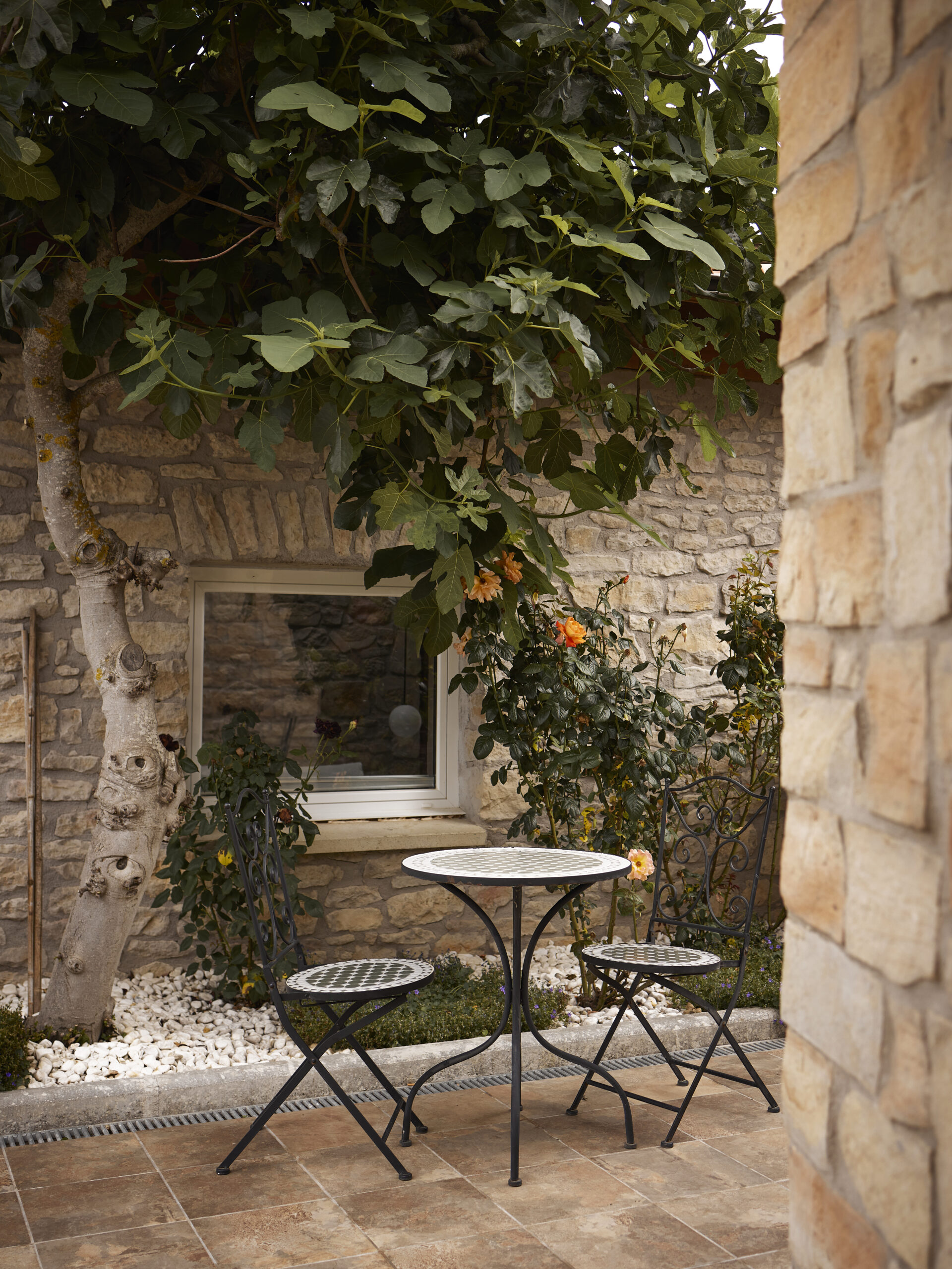 Ariane Roz. Fotógrafo de interiorismo y producto en Bilbao, Bizkaia. Fotógrafo especializado en hoteles, gastronomía y restaurantes. Fotógrafo especializado en hostelería. Reportaje fotográfico del Hotel El Amparo de Narcisa, en Burgos.